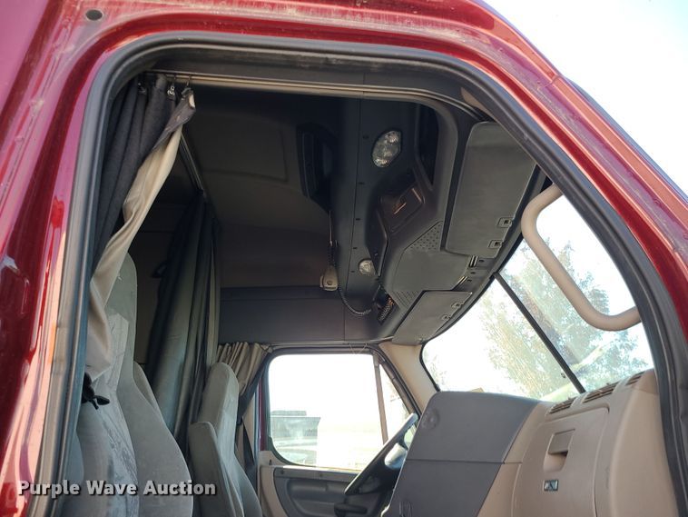 image for item MJ9535 2014 Freightliner Cascadia  semi truck