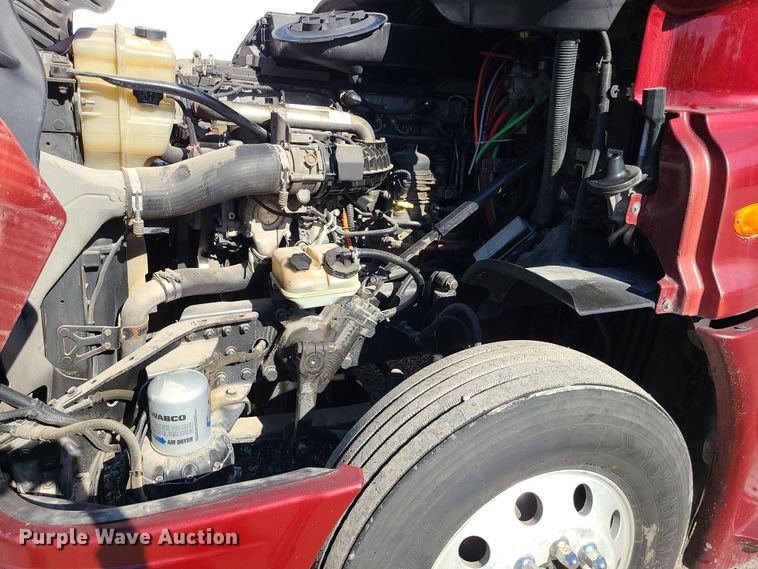 image for item MJ9535 2014 Freightliner Cascadia  semi truck