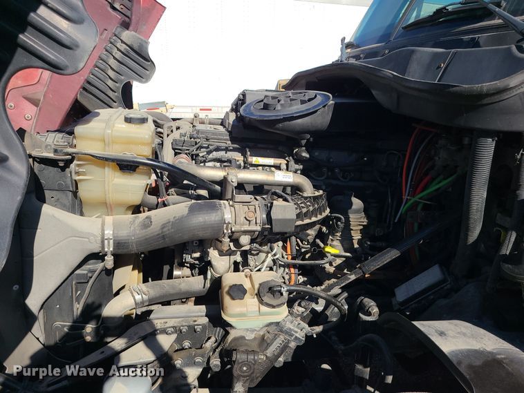 image for item MJ9535 2014 Freightliner Cascadia  semi truck