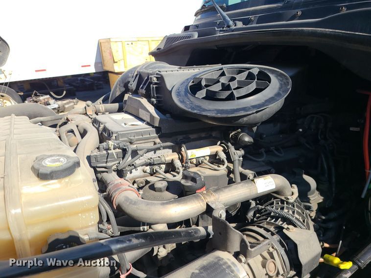 image for item MJ9535 2014 Freightliner Cascadia  semi truck