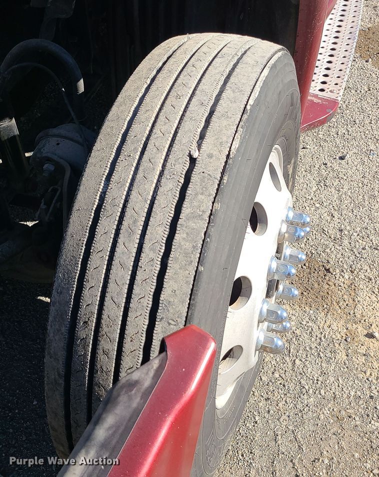 image for item MJ9535 2014 Freightliner Cascadia  semi truck