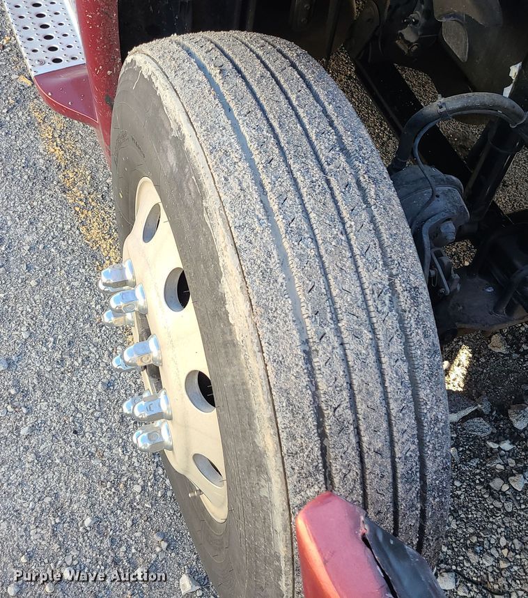 image for item MJ9535 2014 Freightliner Cascadia  semi truck