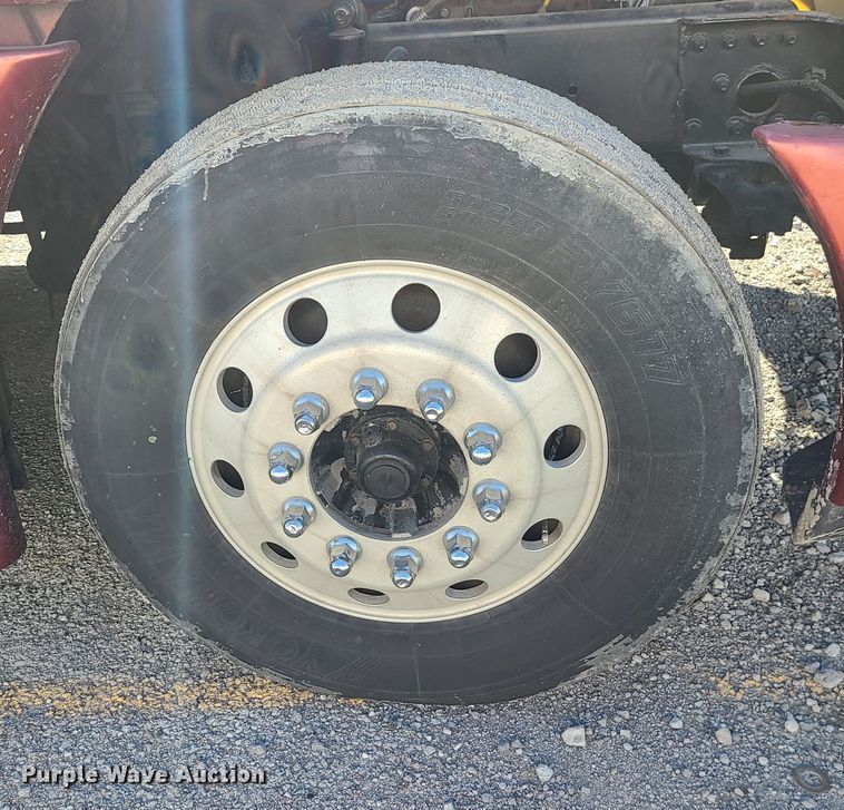 image for item MJ9535 2014 Freightliner Cascadia  semi truck