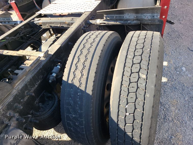 image for item MJ9535 2014 Freightliner Cascadia  semi truck