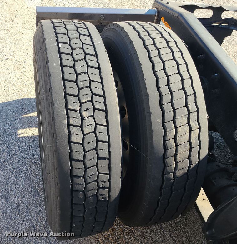 image for item MJ9535 2014 Freightliner Cascadia  semi truck