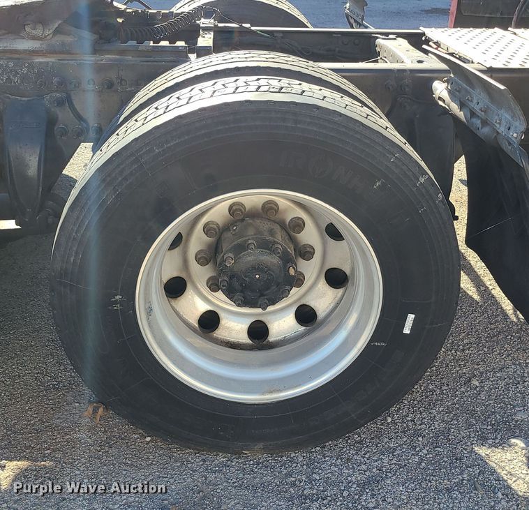 image for item MJ9535 2014 Freightliner Cascadia  semi truck