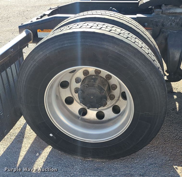 image for item MJ9535 2014 Freightliner Cascadia  semi truck