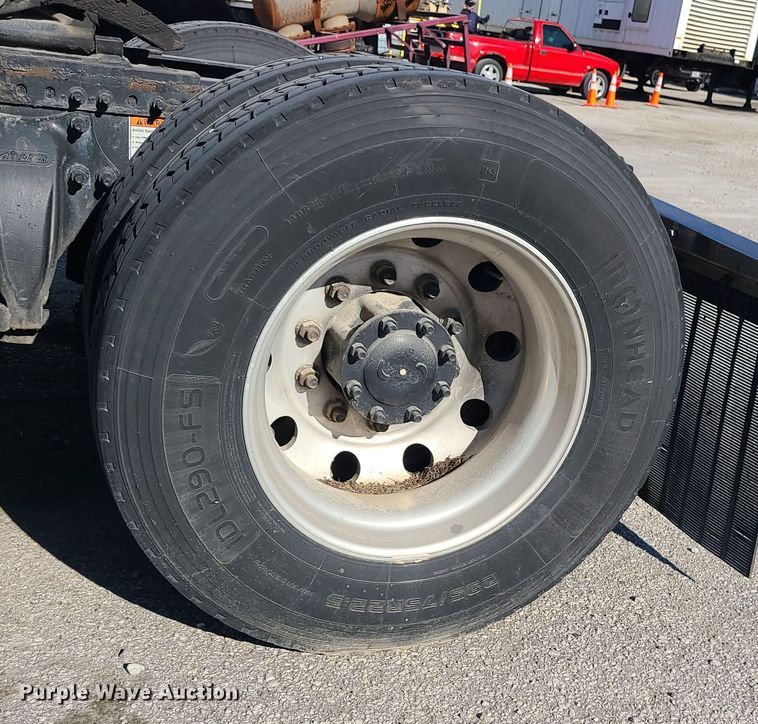 image for item MJ9535 2014 Freightliner Cascadia  semi truck