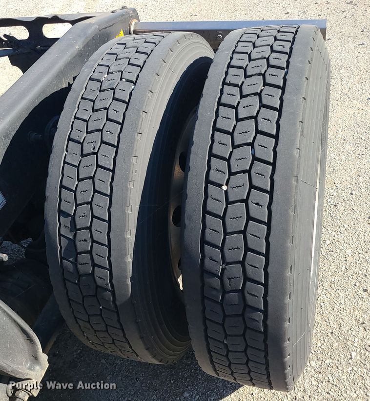 image for item MJ9535 2014 Freightliner Cascadia  semi truck