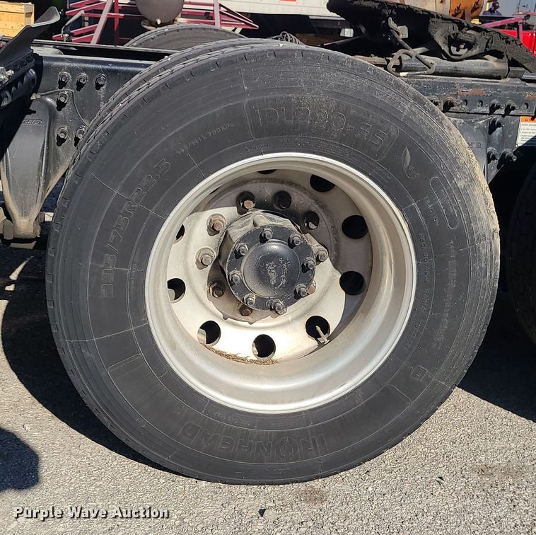 image for item MJ9535 2014 Freightliner Cascadia  semi truck