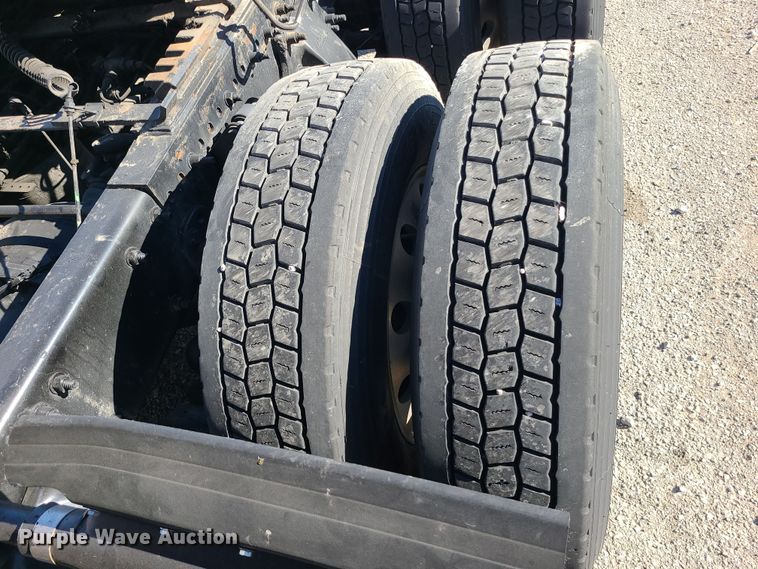 image for item MJ9535 2014 Freightliner Cascadia  semi truck