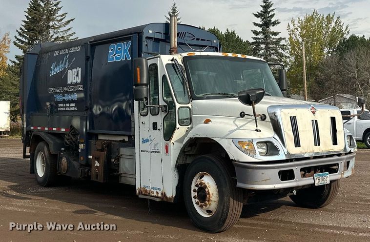 image for item MQ9517 2007 International 7400  refuse truck