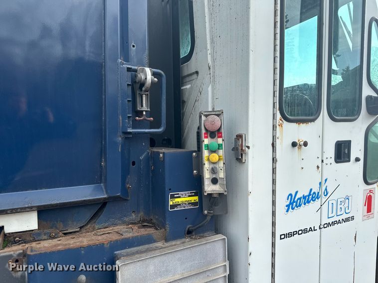 image for item MQ9517 2007 International 7400  refuse truck