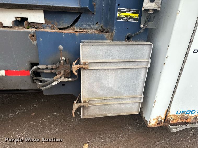 image for item MQ9517 2007 International 7400  refuse truck