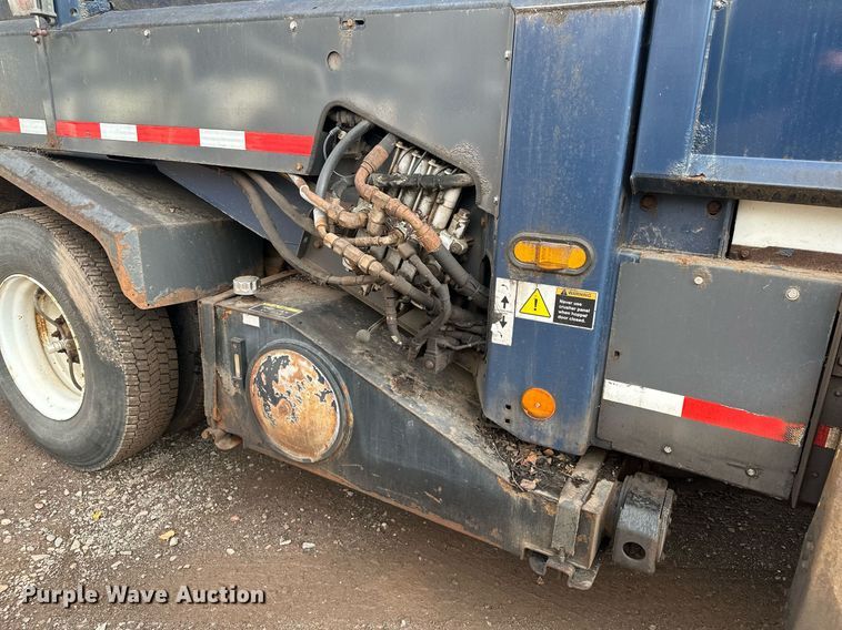 image for item MQ9517 2007 International 7400  refuse truck