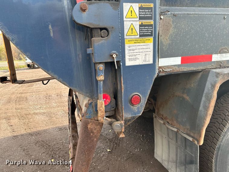 image for item MQ9517 2007 International 7400  refuse truck