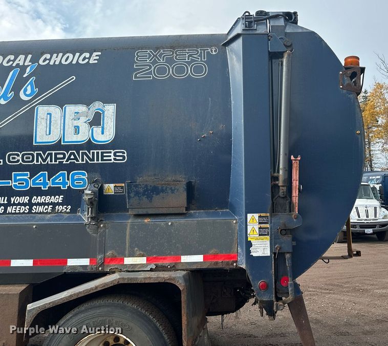 image for item MQ9517 2007 International 7400  refuse truck