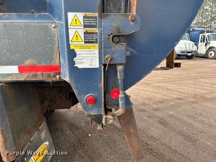 image for item MQ9517 2007 International 7400  refuse truck