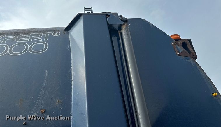 image for item MQ9517 2007 International 7400  refuse truck