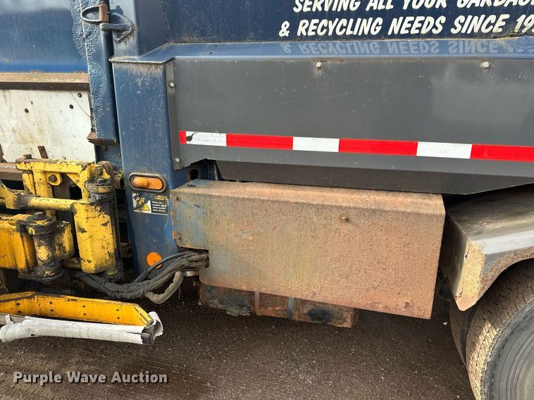 image for item MQ9517 2007 International 7400  refuse truck