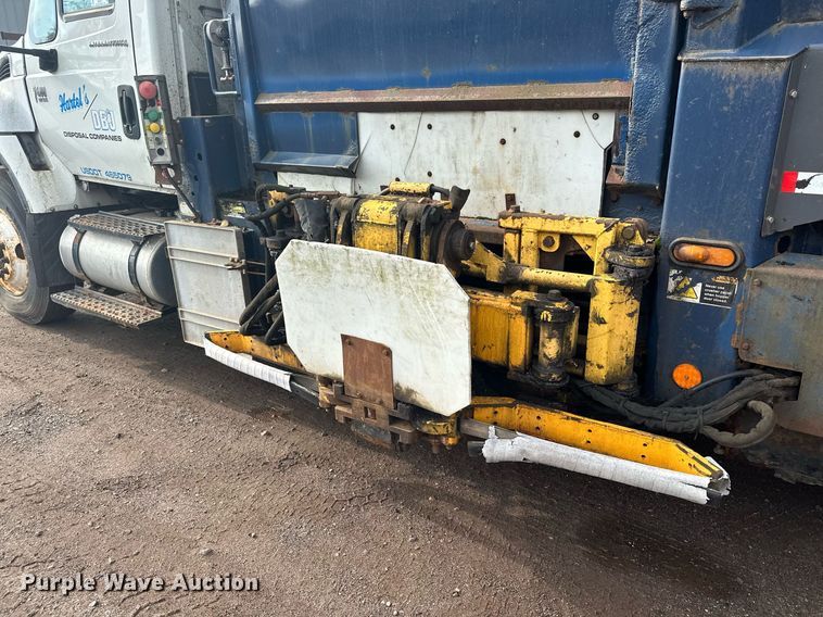 image for item MQ9517 2007 International 7400  refuse truck