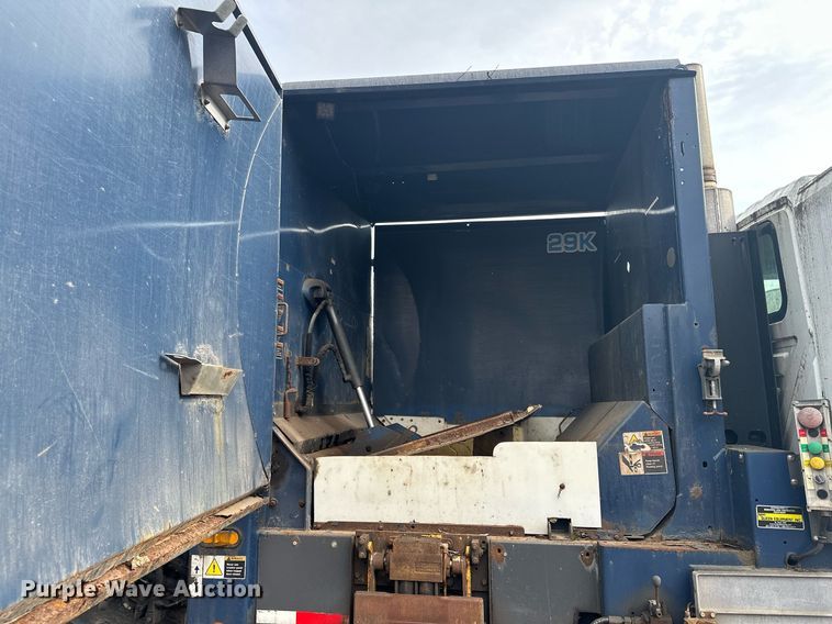 image for item MQ9517 2007 International 7400  refuse truck