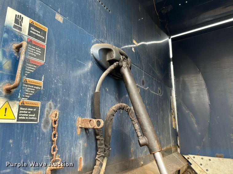 image for item MQ9517 2007 International 7400  refuse truck