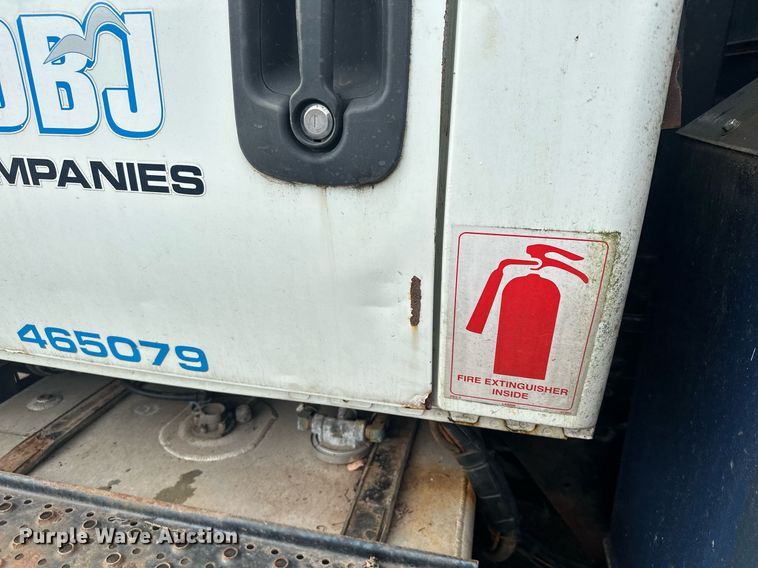 image for item MQ9517 2007 International 7400  refuse truck