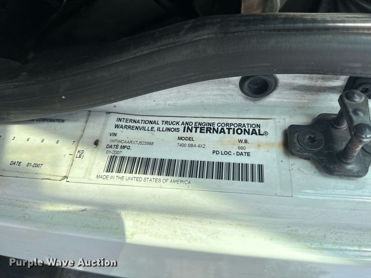 image for item MQ9517 2007 International 7400  refuse truck