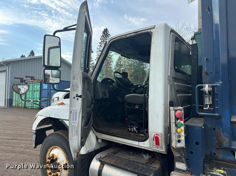 image for item MQ9517 2007 International 7400  refuse truck