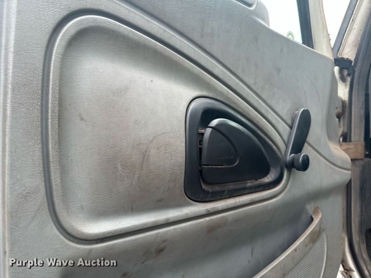 image for item MQ9517 2007 International 7400  refuse truck