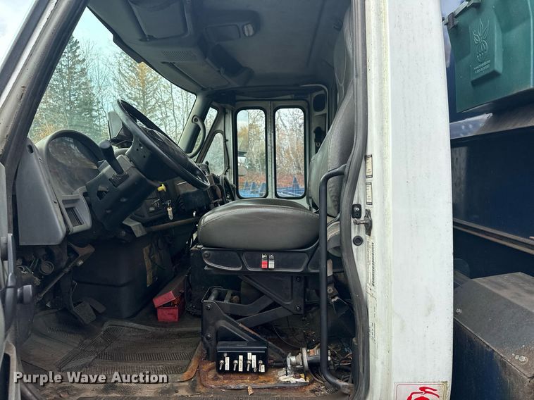 image for item MQ9517 2007 International 7400  refuse truck