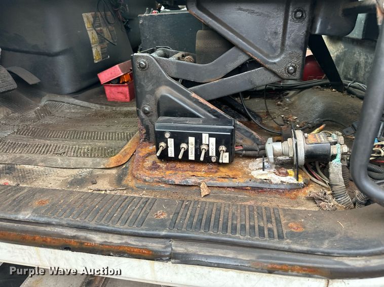 image for item MQ9517 2007 International 7400  refuse truck