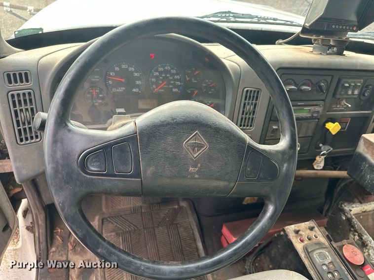 image for item MQ9517 2007 International 7400  refuse truck