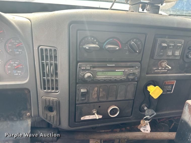 image for item MQ9517 2007 International 7400  refuse truck