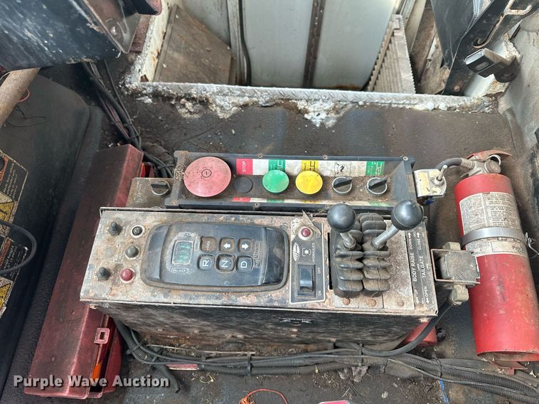 image for item MQ9517 2007 International 7400  refuse truck