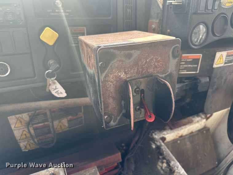 image for item MQ9517 2007 International 7400  refuse truck