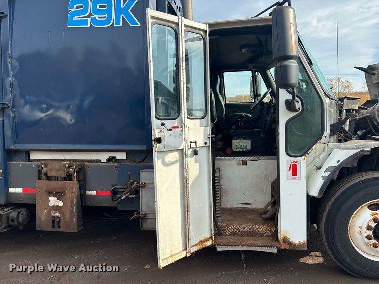 image for item MQ9517 2007 International 7400  refuse truck