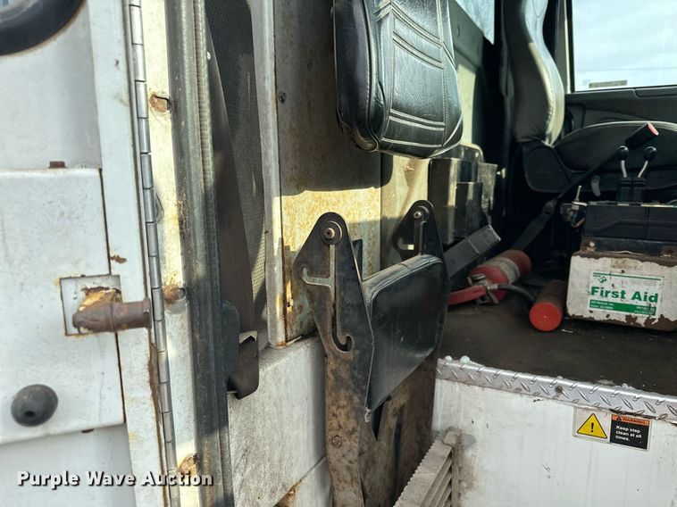 image for item MQ9517 2007 International 7400  refuse truck