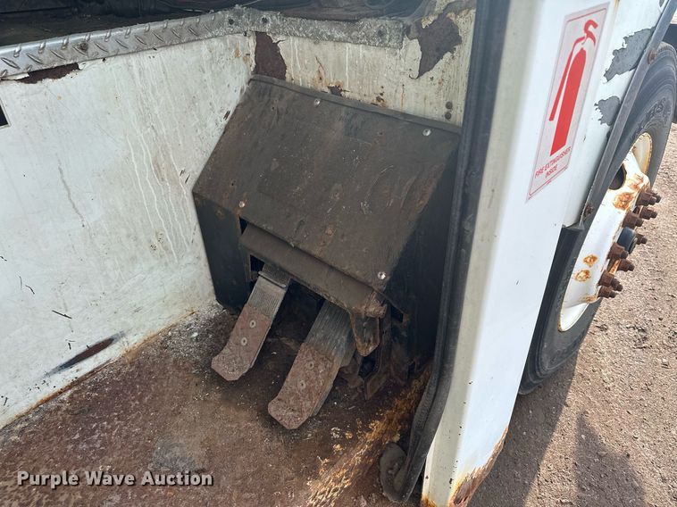 image for item MQ9517 2007 International 7400  refuse truck