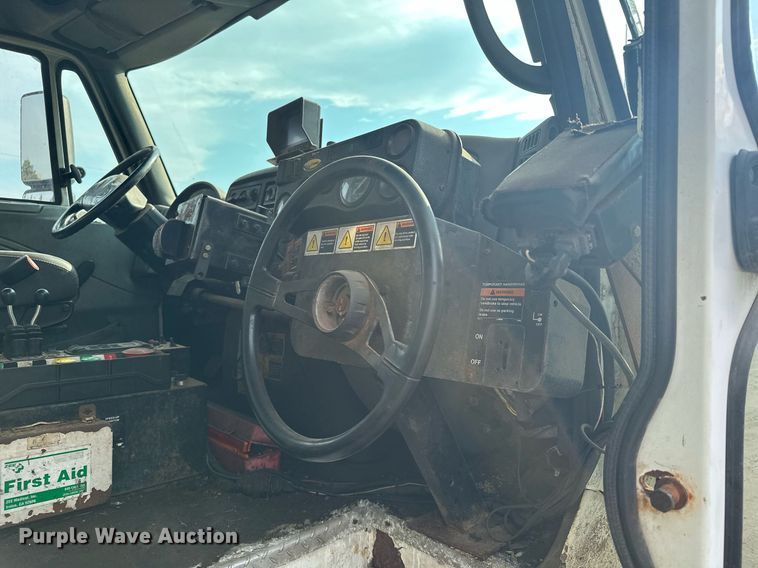 image for item MQ9517 2007 International 7400  refuse truck