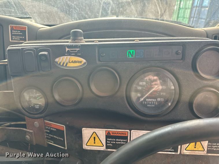 image for item MQ9517 2007 International 7400  refuse truck