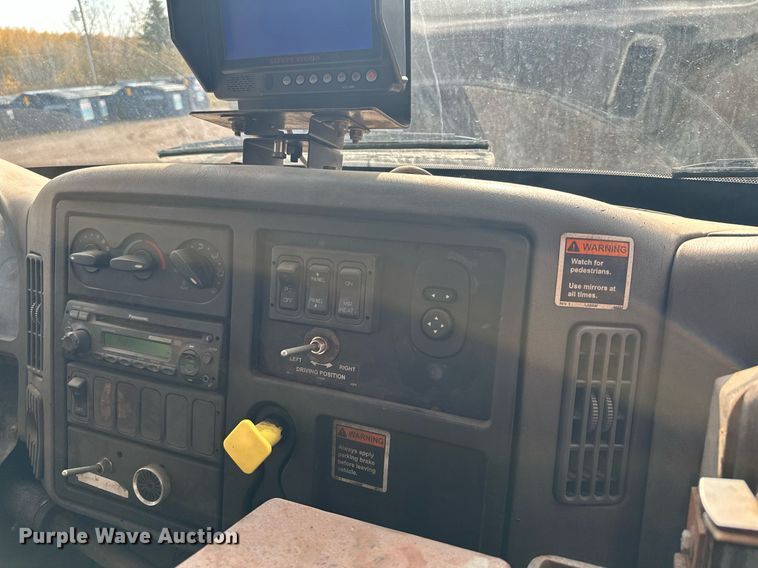 image for item MQ9517 2007 International 7400  refuse truck