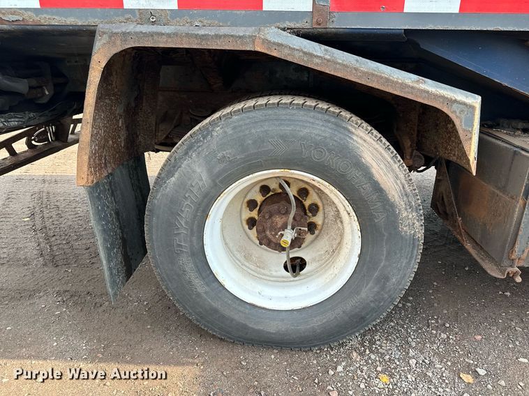 image for item MQ9517 2007 International 7400  refuse truck