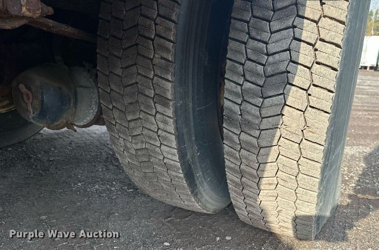 image for item MQ9517 2007 International 7400  refuse truck