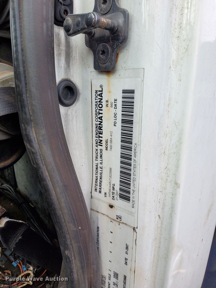 image for item MQ9517 2007 International 7400  refuse truck