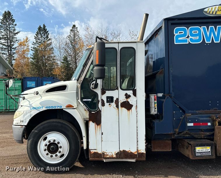 image for item MQ9518 2005 International 4400  refuse truck