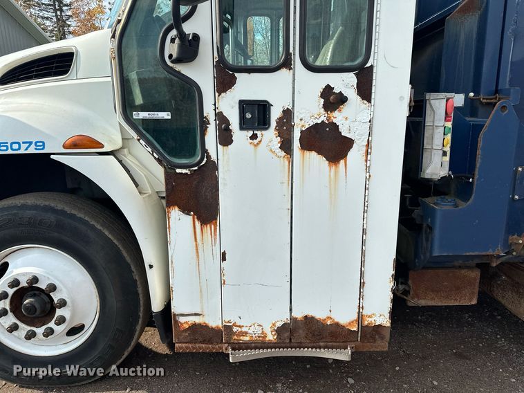 image for item MQ9518 2005 International 4400  refuse truck