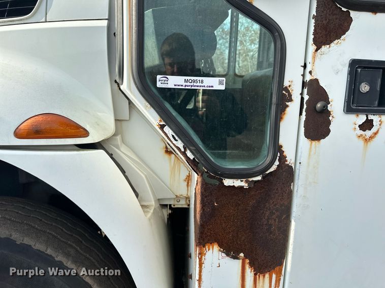 image for item MQ9518 2005 International 4400  refuse truck