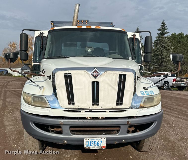 image for item MQ9518 2005 International 4400  refuse truck